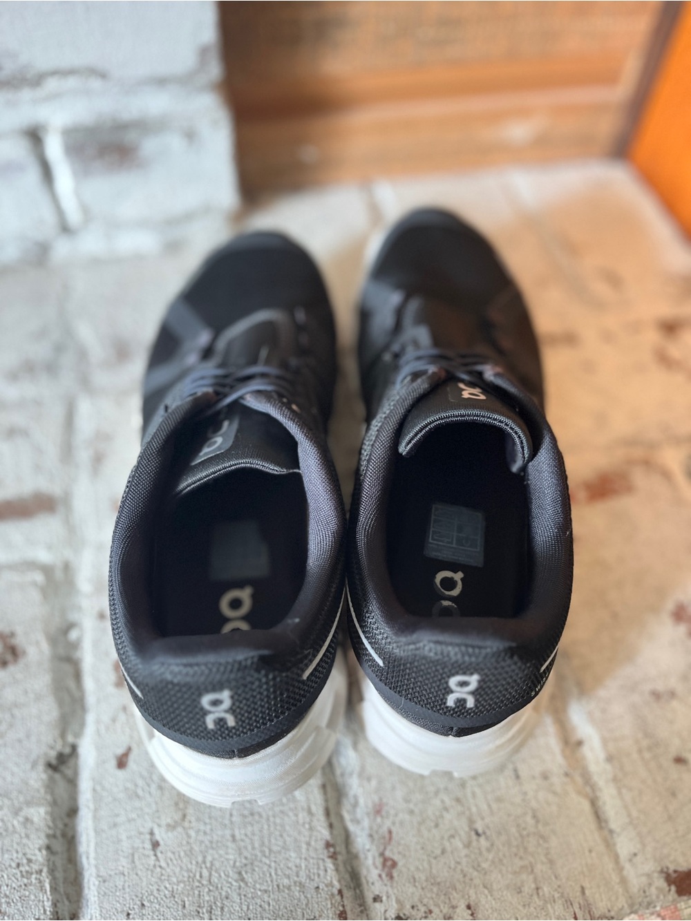 On Running women’s size 10 Cloud Sneakers in Black and White - Picture 2 of 4